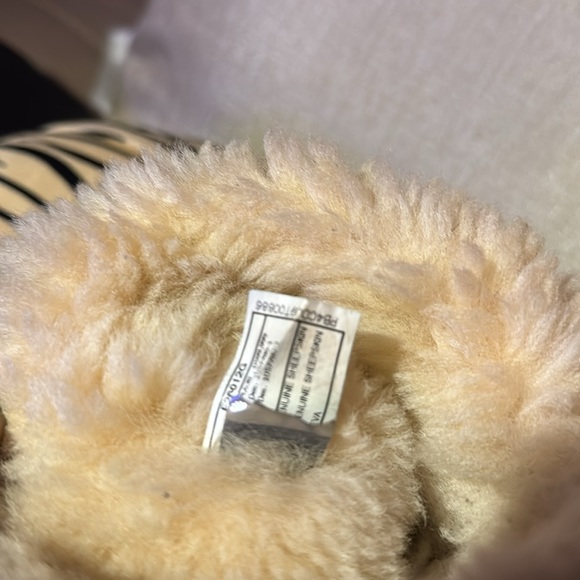 Girls UGG Bailey Button Boots Big Kids Size 4.  Tan color - Picture 7 of 9